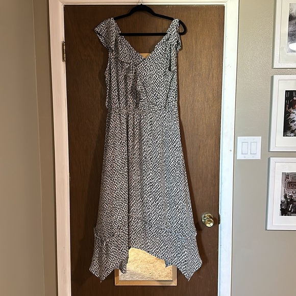 Sleeveless Black and White Dress - Picture 5 of 5